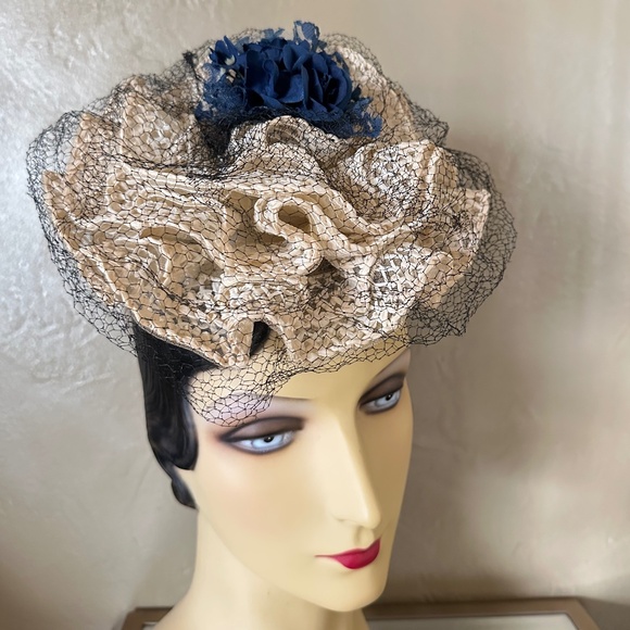 LOVELY 1940s' IVORY CURLY STRAW TILT HAT -"O" RING -, NAVY FLOWERS & VEILING